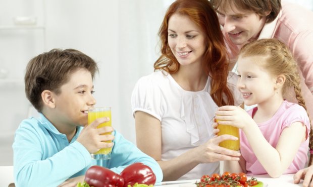 famlia-bebendo-suco-42542