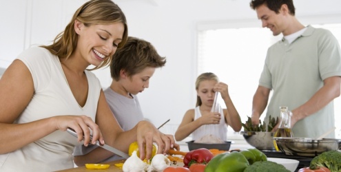 familia-cozinhando-casa-13902