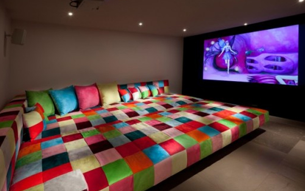 Como ter uma sala de cinema em casa gastando pouco