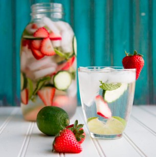 ÁGUA SABORIZADA MORANGOS